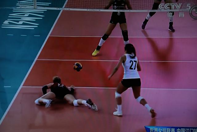  智能发球机器人亮相巡回赛，陪练效率提升三倍