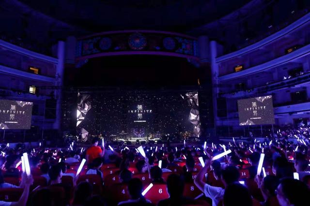  电竞场馆座无虚席，粉丝热情点燃赛场氛围  