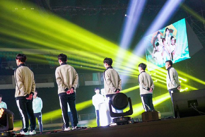  电竞新星闪耀赛场斩获冠军荣耀