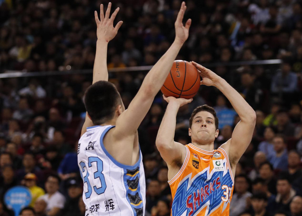  欧洲豪门巅峰对决，生死战一触即发