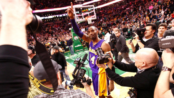  费德勒告别赛引泪目，球迷致敬传奇时刻