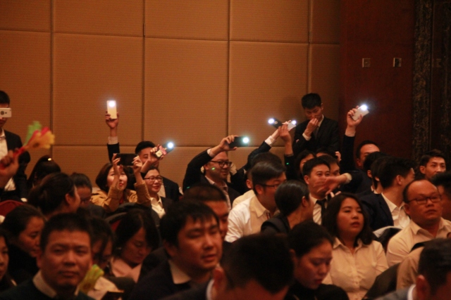  电竞裁判严格执法，确保比赛公平公正