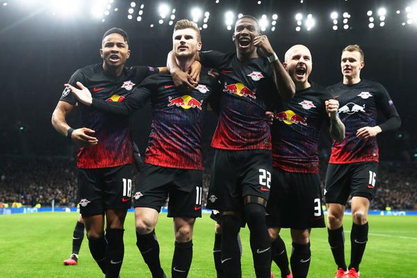  传奇球星退役仪式举行，球迷含泪送别偶像  