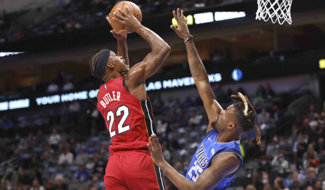  热火巴特勒强硬突破造犯规罚球制胜
