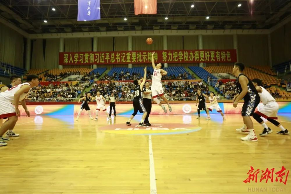  校园篮球联赛开战，清华附中首战告捷