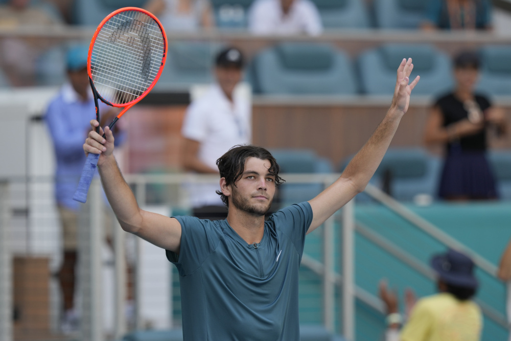  弗里茨发球时速破纪录震撼全场观众