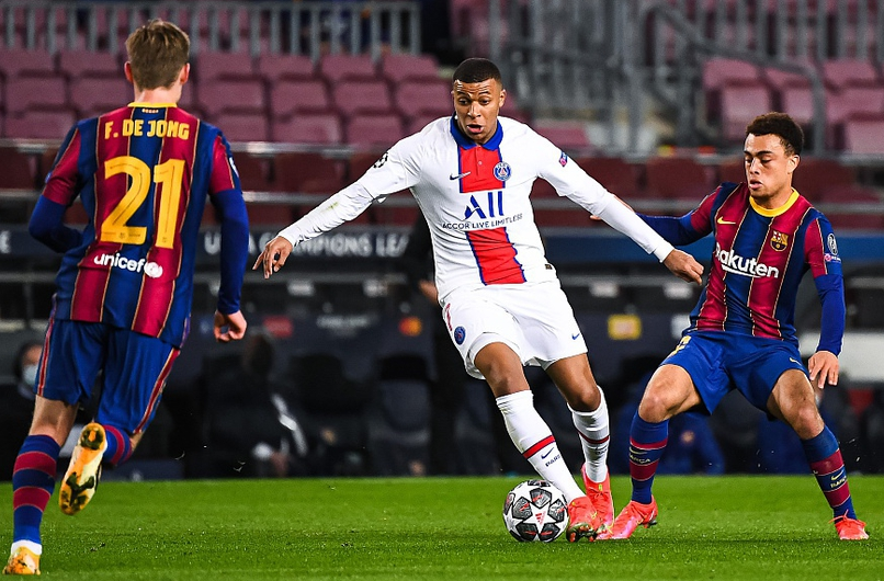  梅西帽子戏法助巴黎逆转取胜，领跑积分榜  